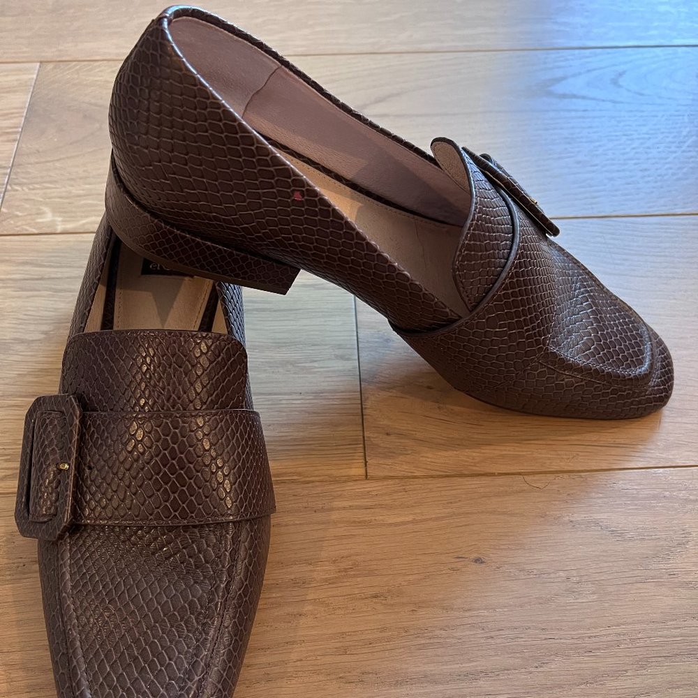 COMFY - Louise et Cie Brown Large Buckle Loafers
